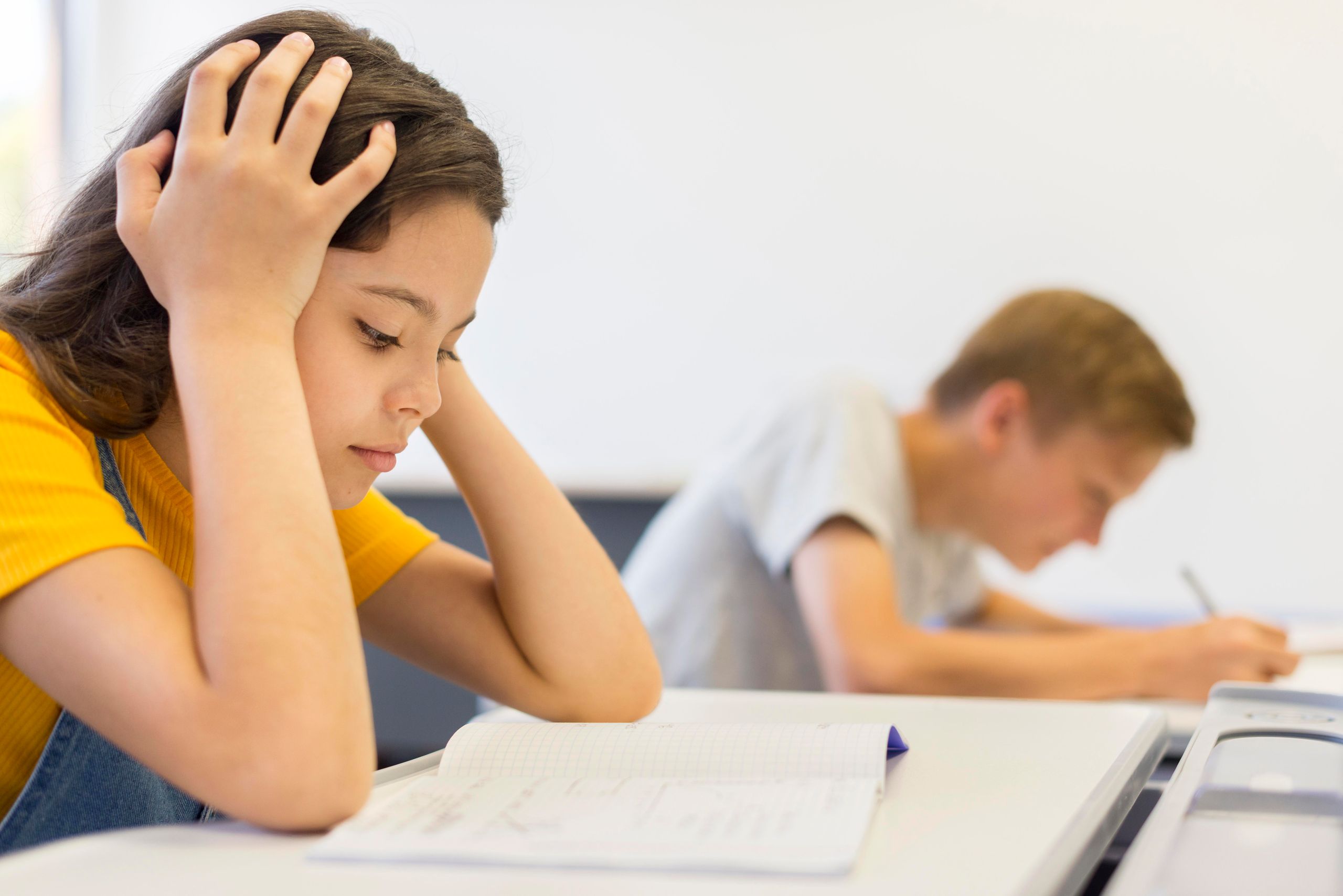 Élève échangeant autour d’un exercice écrit pour expliquer sa compréhension