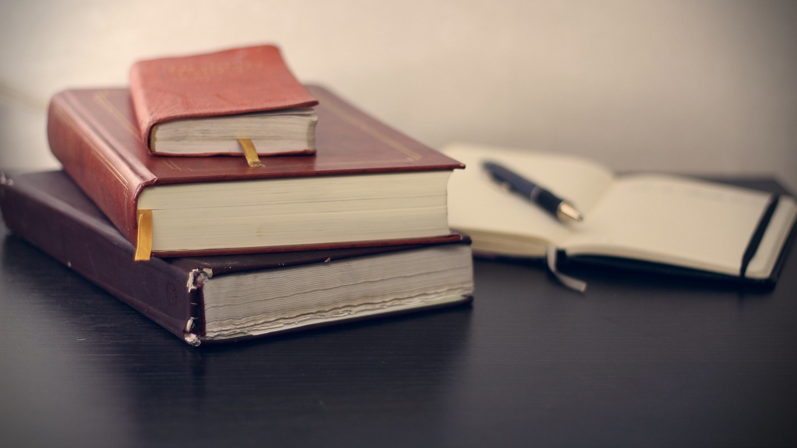 Carnet ouvert, stylo et lunettes illustrant les traces d’un travail de réflexion